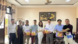 Tạp chí Sức Khỏe Cộng Đồng thăm và tặng quà tại phường Quảng Trị nhân dịp hướng tới Ngày Thương binh - Liệt sĩ 27/7
