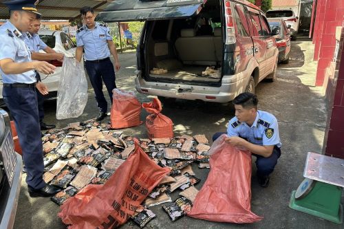 Cao Bằng kiểm tra, thu giữ gần 200 kg xúc xích nhập lậu đang chuẩn bị trên đường đi tiêu thụ