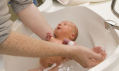 Cách tắm cho trẻ sơ sinh: Những lời khuyên từ bác sĩ da liễu
