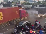 Clip: Khoảnh khắc container ủn hàng loạt phương tiện dừng chờ đèn đỏ, nhiều người la hét kêu cứu