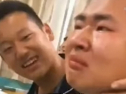 Giáo viên mời phụ huynh của 'em có thành tích kém nhất lớp' phát biểu, con trai bật khóc, bố đứng dậy nhẹ nhàng nói một câu khiến ai nấy đều rơi nước mắt