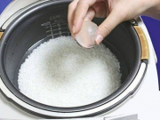 Bỏ 2 viên đá lạnh vào nồi cơm giống người Nhật, bạn sẽ cực ngạc nhiên về kết quả