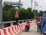 Chàng trai lao đến giật tay, cứu người phụ nữ định nhảy cầu: 'Về đi chị, phải nghĩ đến con nữa'