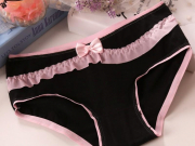Tại sao trên đồ lót của phụ nữ thường có 1 chiếc nơ nhỏ? Câu hỏi khiến CĐM tranh cãi