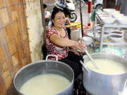 Chỉ bằng một câu nói của nhân viên, quán cháo này luôn có doanh thu cao hơn hẳn đối thủ bên cạnh