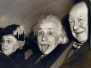 Tại sao hầu hết các bức ảnh của nhà bác học thiên tài Einstein đều chụp phần trên của cơ thể?