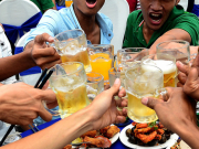 Người Việt thích tụ tập nhưng nhạt nhẽo, gặp nhau không có gì để nói nên mới rủ nhau uống nhiều bia, rượu đến thế