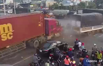 Clip: Khoảnh khắc container ủn hàng loạt phương tiện dừng chờ đèn đỏ, nhiều người la hét kêu cứu