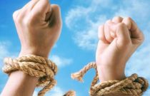 Sống ở đời nên ghi nhớ: Cầm bùn ném người khác, dù trúng hay không thì tay bạn đã lấm bẩn