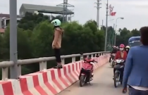 Chàng trai lao đến giật tay, cứu người phụ nữ định nhảy cầu: 'Về đi chị, phải nghĩ đến con nữa'