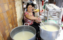 Chỉ bằng một câu nói của nhân viên, quán cháo này luôn có doanh thu cao hơn hẳn đối thủ bên cạnh