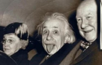 Tại sao hầu hết các bức ảnh của nhà bác học thiên tài Einstein đều chụp phần trên của cơ thể?