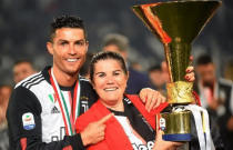 Bị chất vấn vì sao 36 tuổi vẫn ở với mẹ, danh thủ Cristiano Ronaldo trả lời “Tiền không làm nên người giàu”