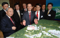 “Đại gia ngầm” số 1 Trung Quốc, sở hữu 3.000 hecta đất ở Hồng Kông, nhưng không hề bán hay cho thuê, làm giàu bằng cách hiến tặng những mảnh nhỏ