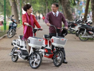 Người già có nên đi xe đạp điện?
