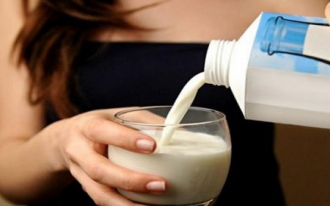 Uống sữa vào buổi tối trước khi đi ngủ tốt hay xấu?