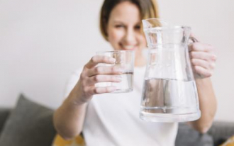 Để giảm cân giữ dáng nên uống bao nhiêu nước một ngày?