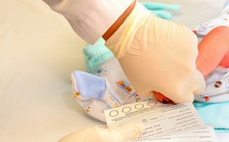Xét nghiệm sàng lọc sau sinh: có cần thiết hay không?