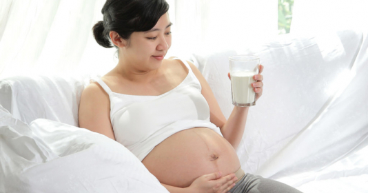 Những chất dinh dưỡng quan trọng có trong trứng ngỗng và tác dụng của chúng đối với sức khỏe bà bầu và thai nhi là gì?