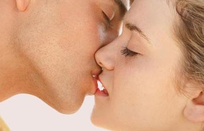 Phát hiện bệnh tình dục mới có thể dễ dàng 'nhảy' qua một nụ hôn