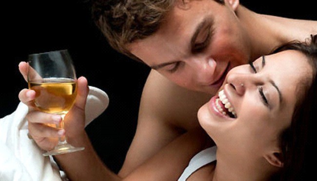 Rượu có thực sự làm cuộc 'yêu' thăng hoa hơn?