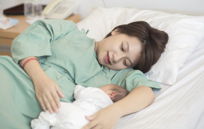 Làm quen với trẻ sơ sinh tuần đầu tiên sau khi chào đời