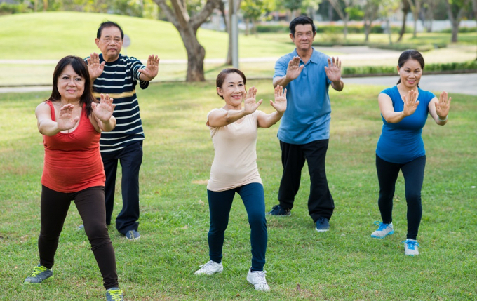7 bài tập thể dục phù hợp với người cao tuổi mùa hè - thu