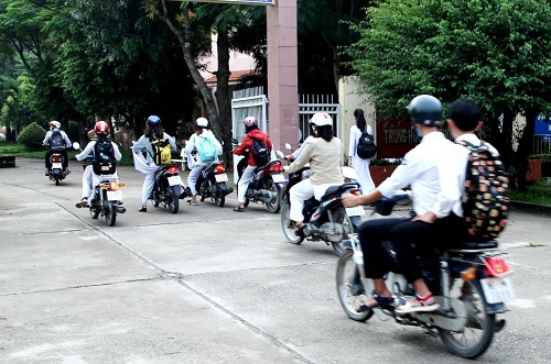 Báo động học sinh đi xe máy đến trường khi chưa đủ tuổi