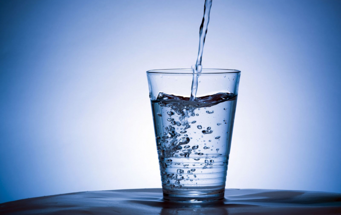 Có thực sự cần phải uống 2 lít nước mỗi ngày không?