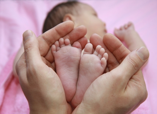 Hai giọt máu gót chân trẻ sơ sinh rất quan trọng đối với sức khỏe cả cuộc đời của trẻ
