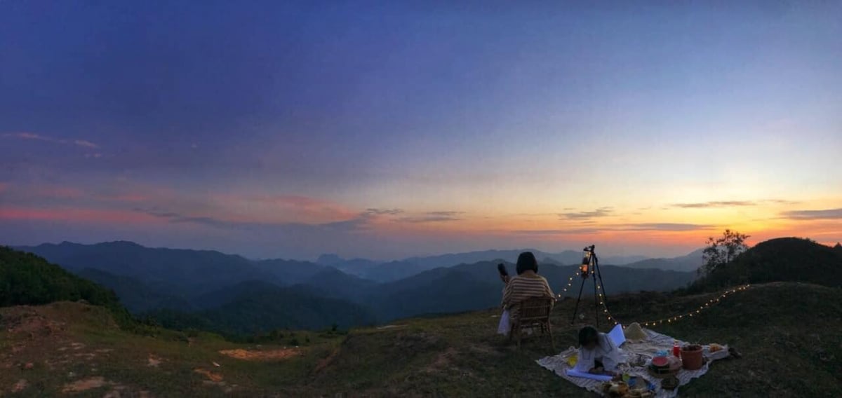 Picnic ngắm hoàng hôn cực chill tại Kỳ Thượng (Ảnh: Giang Hằng Trần)