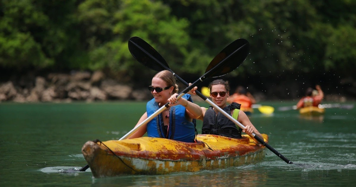 Chèo thuyền kayak ở Cát Bà (Ảnh: Internet)