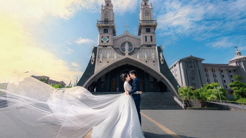 Nhiều đôi vợ chồng lựa chọn Nhà thờ Chính Tòa Thái Bình làm nền ảnh cưới (Ảnh: Internet)