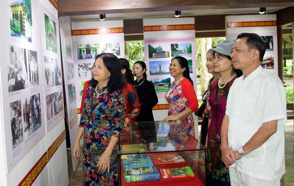 Tham quan nhà trưng bày ATK Định Hoá (Ảnh: Internet)