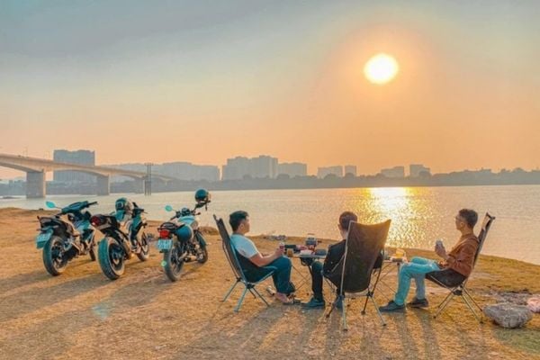 Ngắm hoàng hôn chân cầu Vĩnh Tuy (Ảnh: Internet)