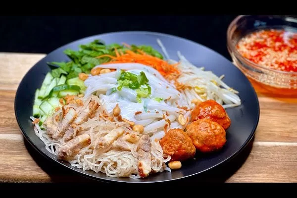 Thưởng thức món bánh tằm Ngan Dừa (Ảnh: Internet)