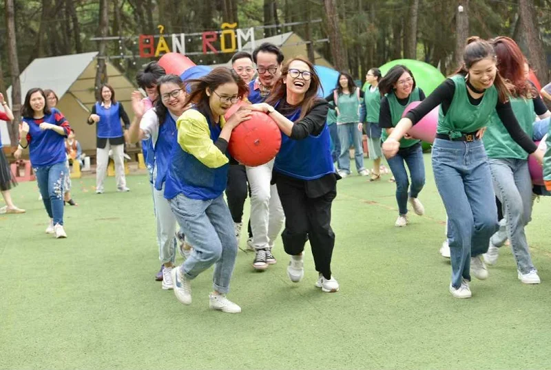 Chơi teambuilding tại Bản Rõm (Ảnh: Internet)