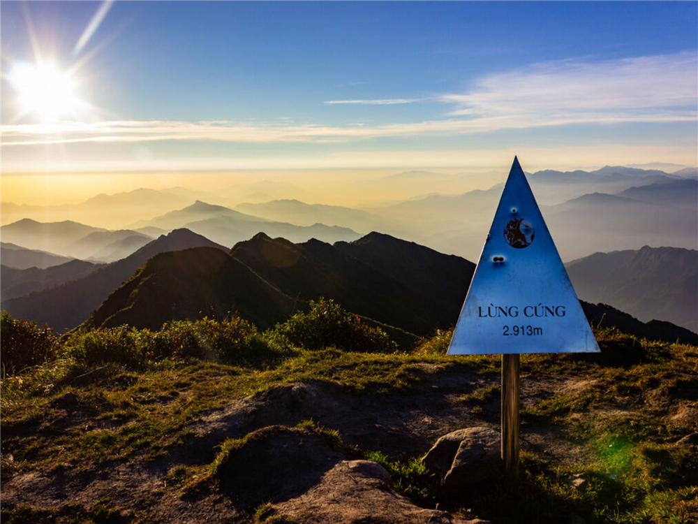 Chính phục đỉnh Lùng Cú cao 2.913m (Ảnh: Internet)