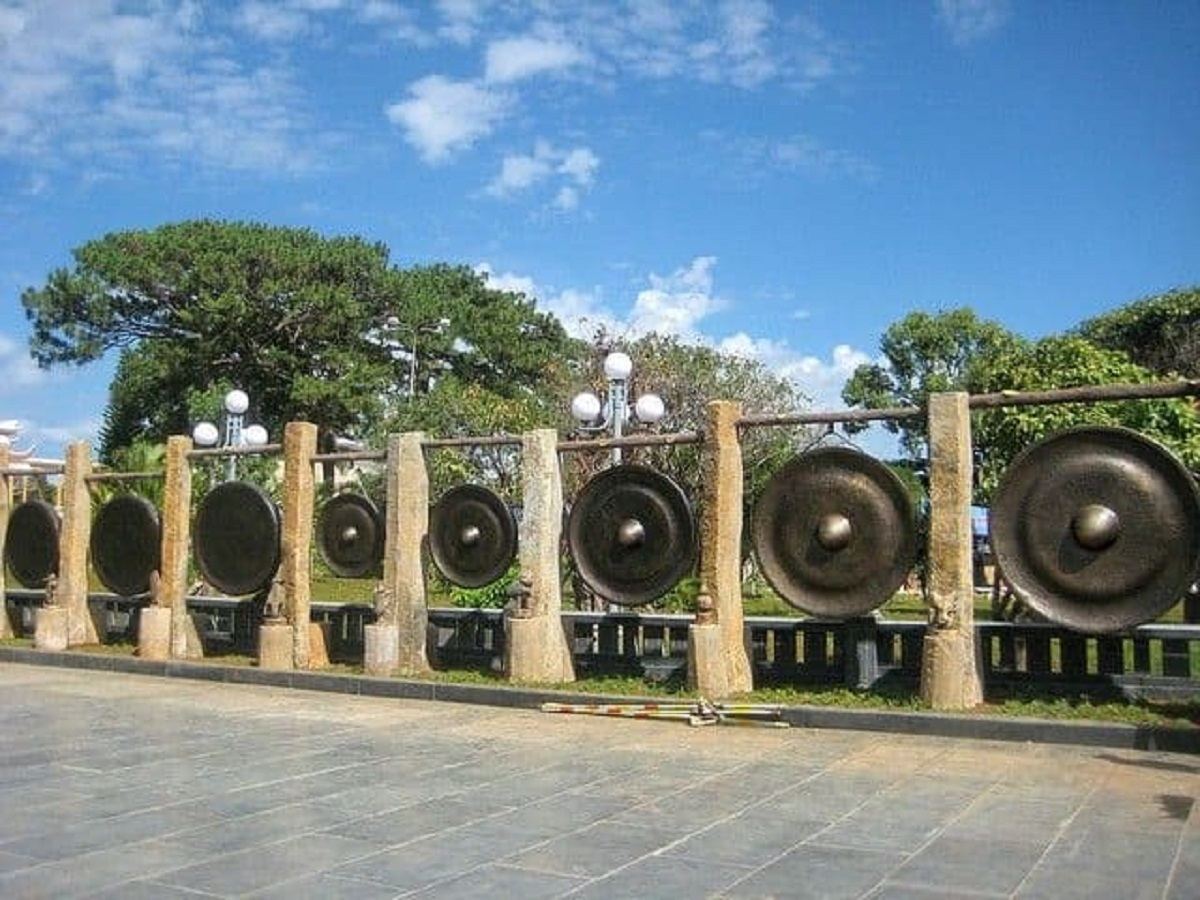 Hàng cồng chiêng ở Quảng trường (Ảnh: Internet)