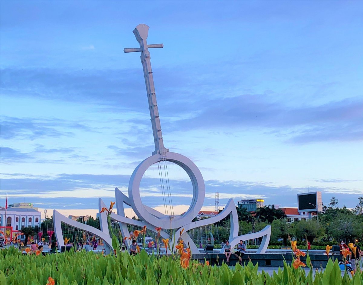 Biểu tượng cây đàn kìm (Ảnh: Internet)