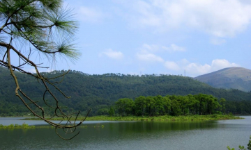 Hồ Yên Trung: Khung cảnh đẹp như mơ của Quảng Ninh