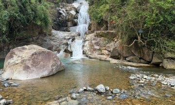 Vẻ đẹp của Thác Khe Vằn: “Dải lụa trắng” hùng vĩ của Quảng Ninh