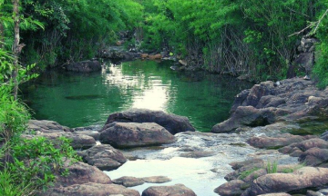 Suối Trúc Tây Ninh:  'Giường đá khổng lồ ' và những trải nghiệm độc đáo