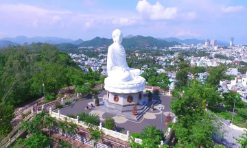 Du xuân Nha Trang: Đầu năm cầu bình an tại chùa Long Sơn