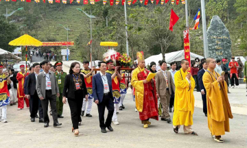 Hàng ngàn du khách đổ về chùa Thần Đinh xin nước thiêng đầu năm