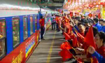 “Hành trình thống nhất” sau 50 năm: Tàu SE1 rời Hà Nội trong không khí xúc động