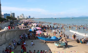 Bãi Sau Vũng Tàu “cháy khách” ngày lễ, du khách đông nghịt từ sáng đến tối