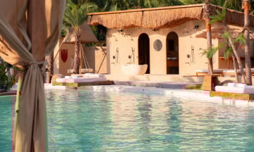 Check-in như ở Maldives:  'Bãi biển ' mới toanh tại quán cà phê gây sốt TP.HCM
