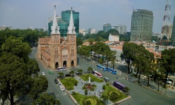 Tượng ở Nhà thờ Đức Bà TP.HCM là ai?