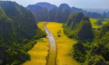 Du khách đổ về Ninh Bình “săn” cảnh đẹp diệu kỳ tại Tam Cốc